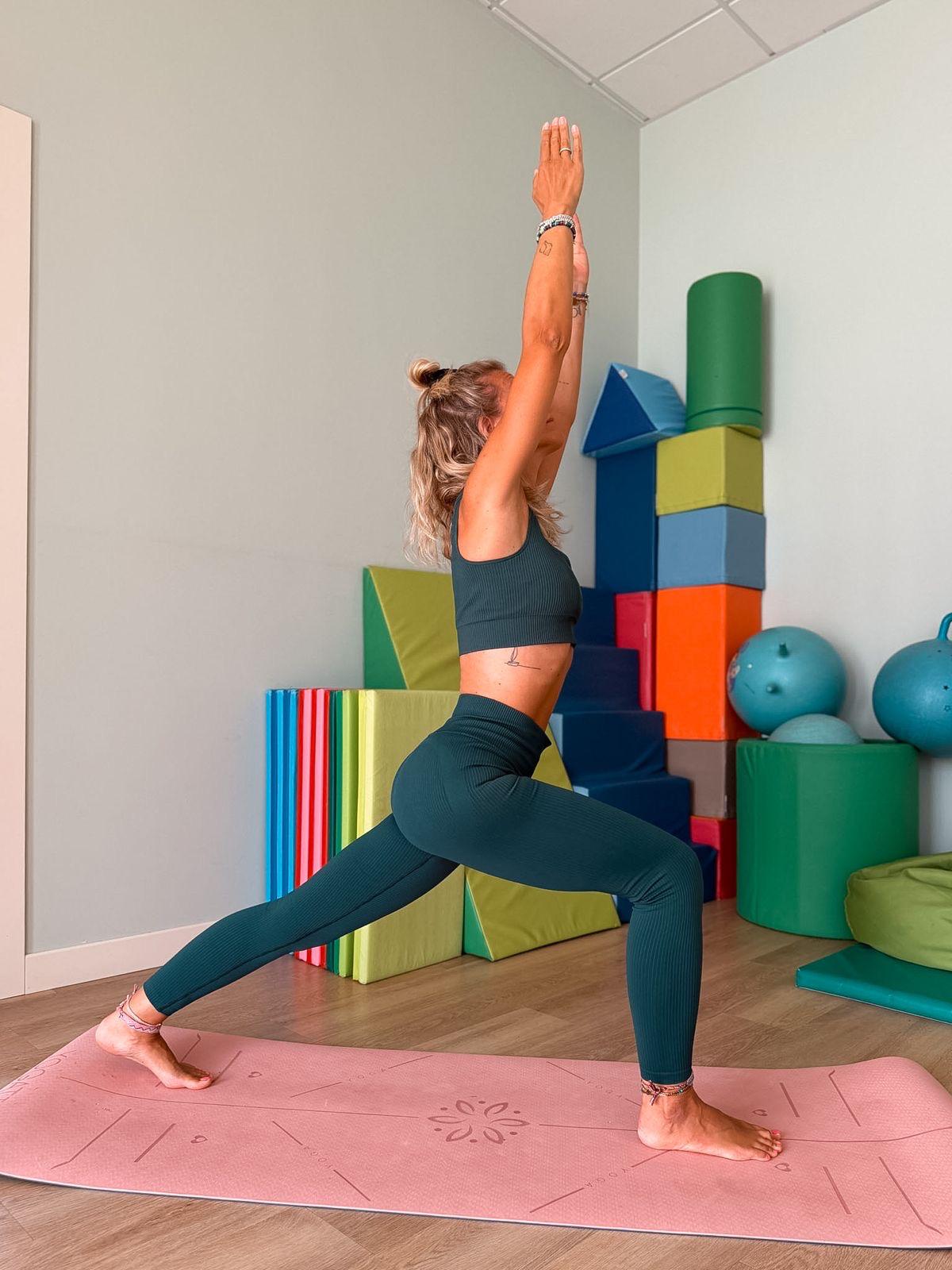 Pratica yoga in affondo